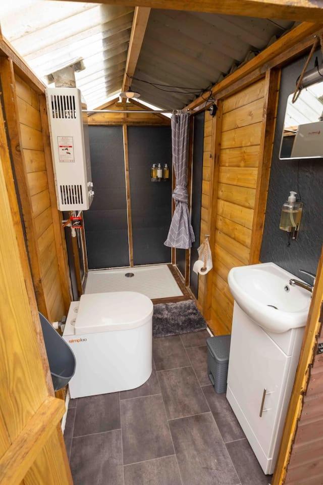 Roaches Retreat Family Glampsite, Rocky Reach Bell Tent With Outdoor Adventures And Campfire Nights Upper Hulme Εξωτερικό φωτογραφία