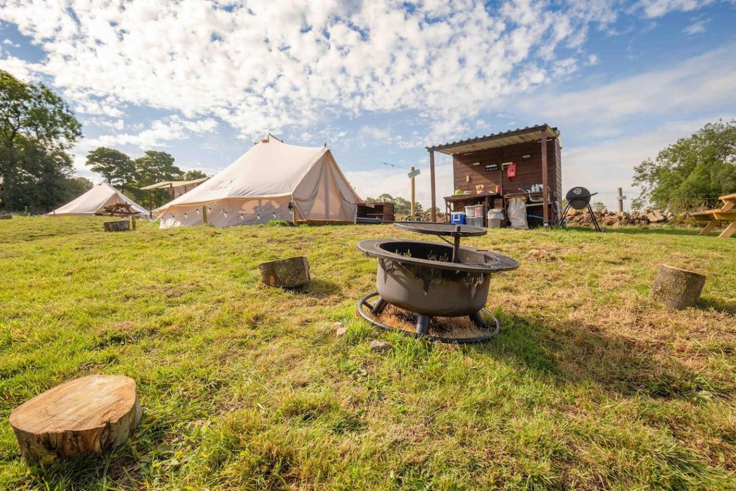 Roaches Retreat Family Glampsite, Rocky Reach Bell Tent With Outdoor Adventures And Campfire Nights Upper Hulme Εξωτερικό φωτογραφία